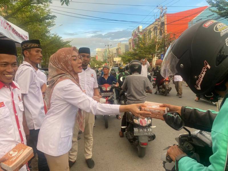Legislator Budi Hastuti Berbagi Takjil Berbuka Puasa di Jalan Kakatua
